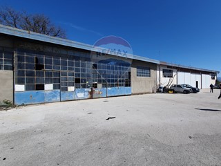 Immobile commerciale in Vendita a Avezzano, 250'000€, 2500 m²