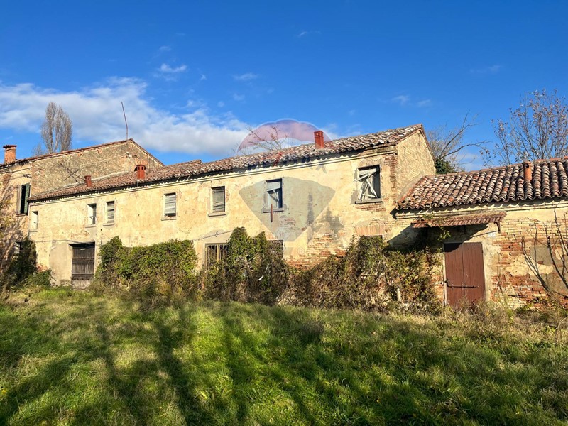 Villa in Vendita a Ferrara, 169'000&euro;, 700 m²
