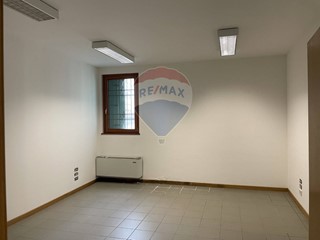 Negozio in Affitto a Belluno, 1'000€, 311 m²