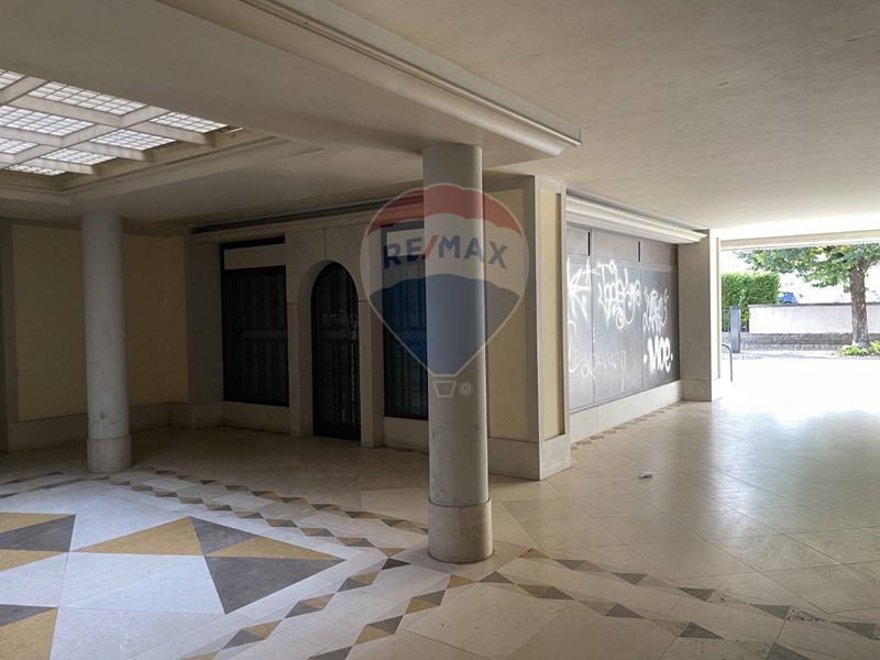 Negozio in Vendita a Belluno, 380'000€, 230 m²