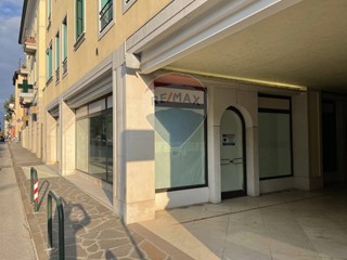 Negozio in Vendita a Belluno, 130'000€, 67 m²