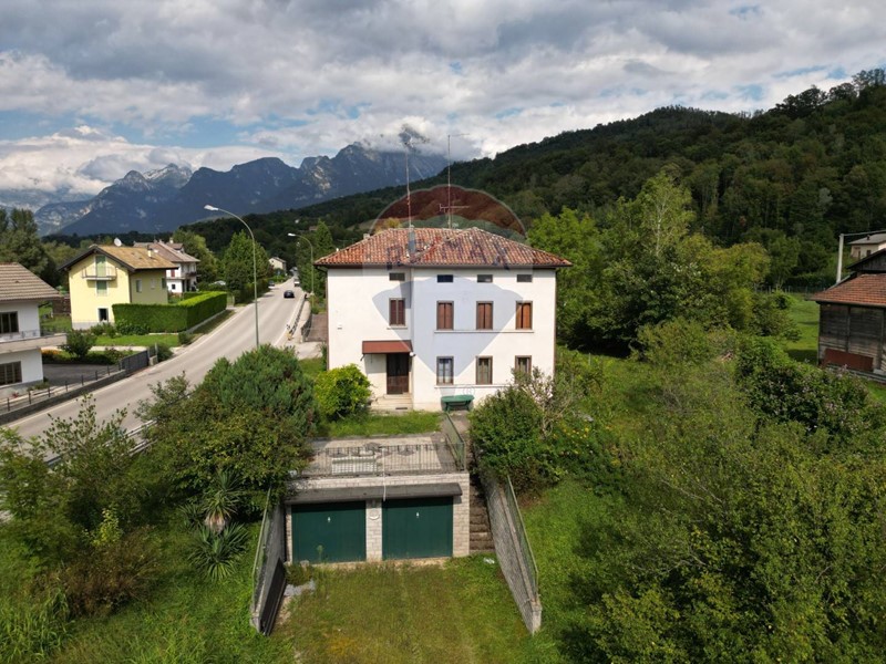 Casa Indipendente in Vendita a Belluno, 180'000€, 300 m²