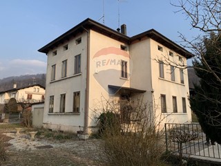 Casa Indipendente in Vendita a Belluno, 180'000€, 300 m²