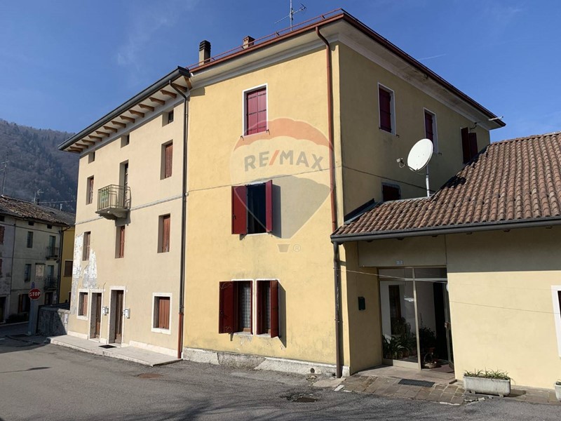 Casa Semi Indipendente in Vendita a Seren del Grappa, 59'000€, 240 m²