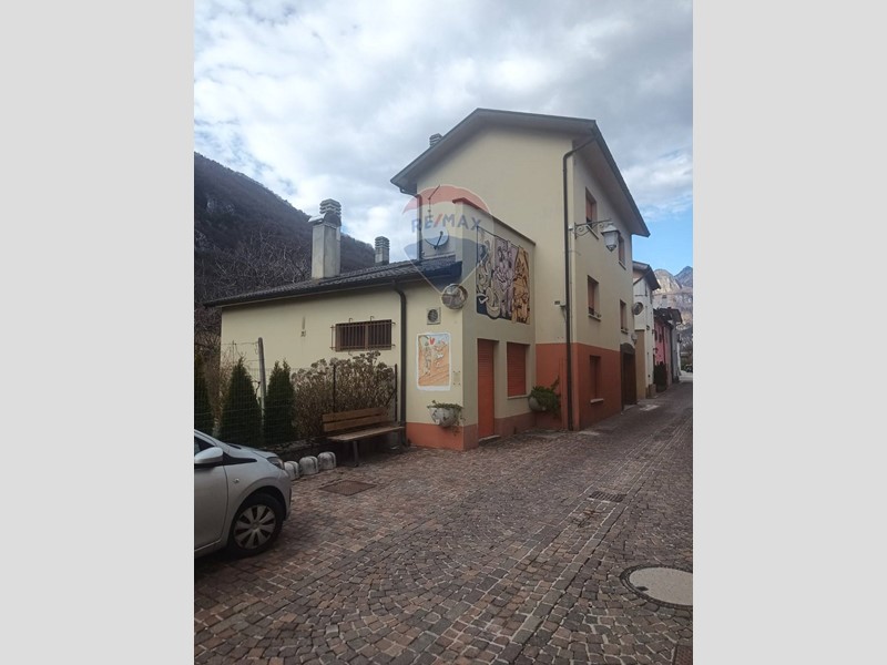 Casa Indipendente in Vendita a Ponte nelle Alpi, 140'000€, 200 m²