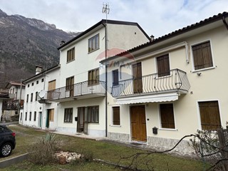 Casa Semi Indipendente in Vendita a Vittorio Veneto, 115'000€, 196 m²