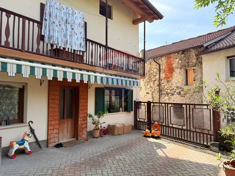 Casa Indipendente in Vendita a Fonzaso, 140'000€, 210 m²