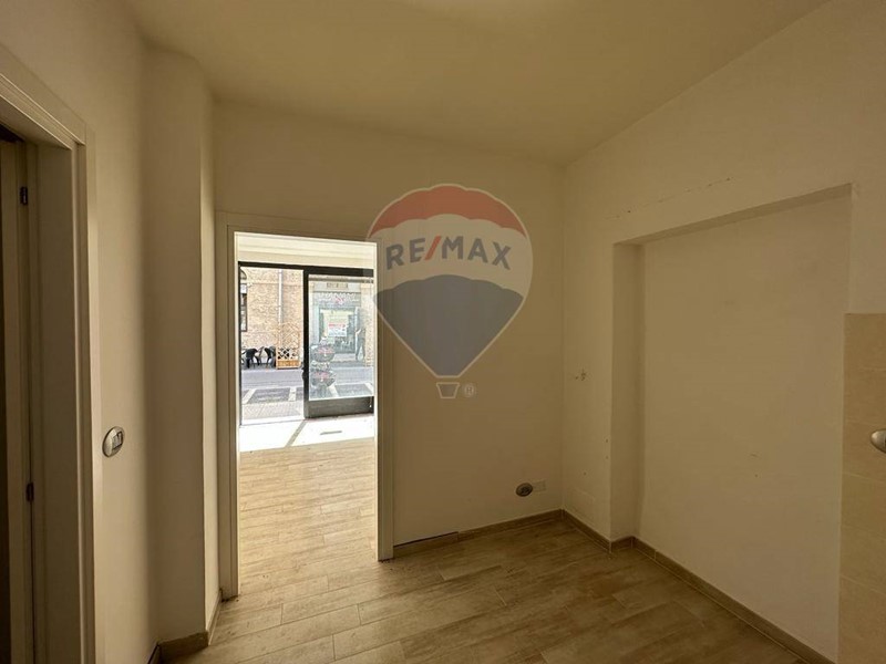 Negozio in Affitto a Ancona, 500€, 32 m²