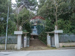 Casa Indipendente in Vendita a Falconara Marittima, 450'000€, 325 m²