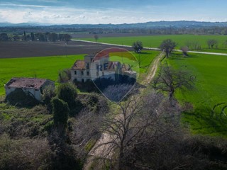Rustico in Vendita a Jesi, 99'000€, 240 m²