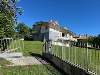 Villa in Vendita a Sassoferrato, 210'000€, 473 m²