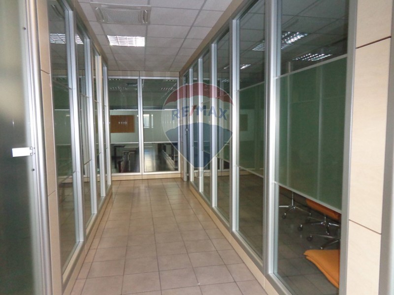 Ufficio in Affitto a Falconara Marittima, 900€, 190 m²