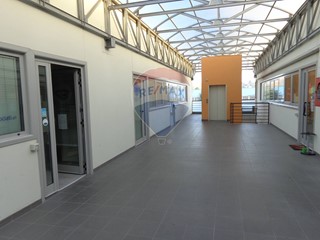 Ufficio in Affitto a Falconara Marittima, 900€, 190 m²
