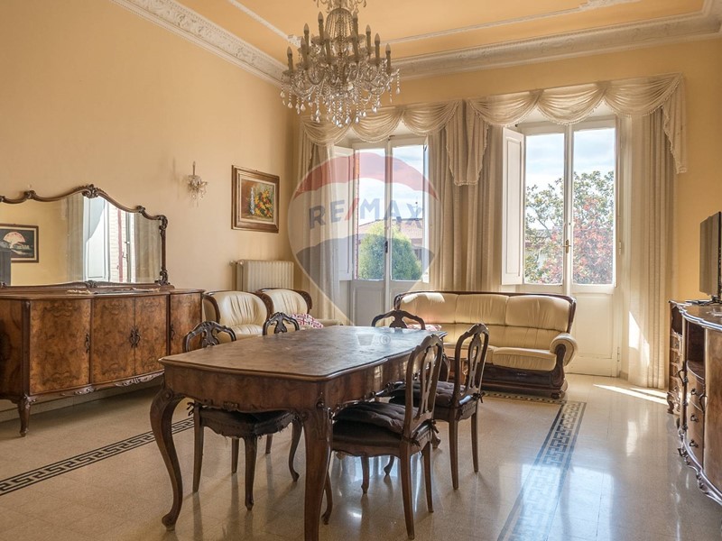 Villa in Vendita a Chiaravalle, 590'000€, 560 m²