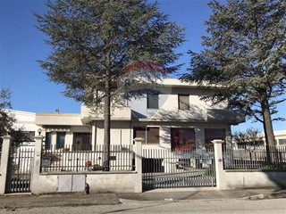 Capannone in Vendita a Falconara Marittima, 380'000€, 620 m²