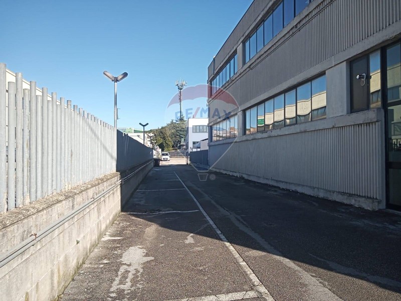 Immobile commerciale in Affitto a Ancona, 900€, 133 m²