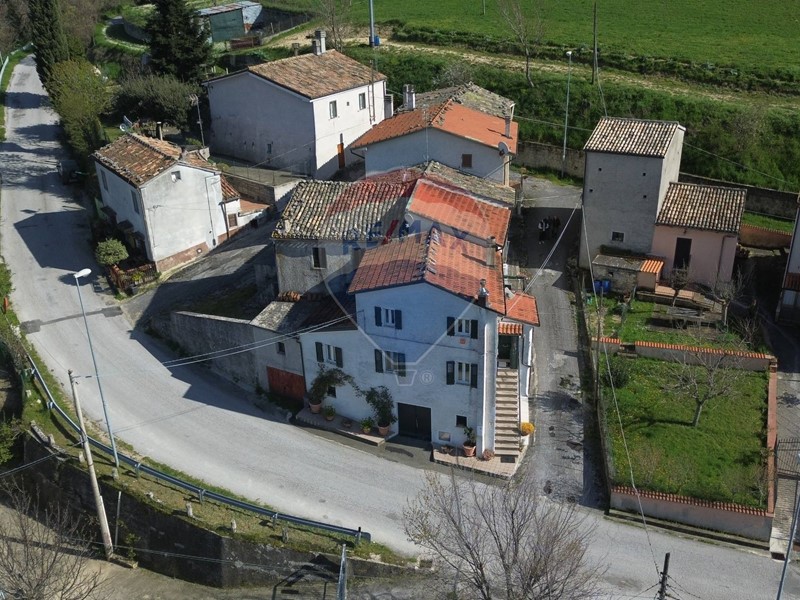 Casa Semi Indipendente in Vendita a Fabriano, 65'000€, 100 m²