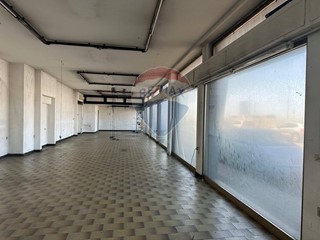 Immobile commerciale in Affitto a Ancona, 1'000€, 206 m²