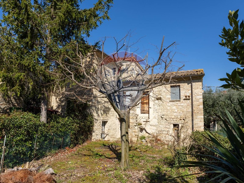 Rustico in Vendita a Cingoli, 74'000&euro;, 250 m²