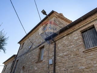 Rustico in Vendita a Cingoli, 74'000&euro;, 250 m²
