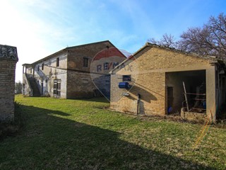 Rustico in Vendita a Polverigi, 159'000€, 400 m²