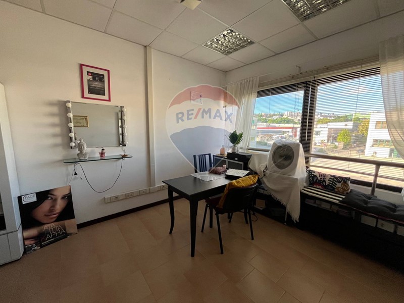 Immobile commerciale in Vendita a Ancona, 99'000€, 133 m²