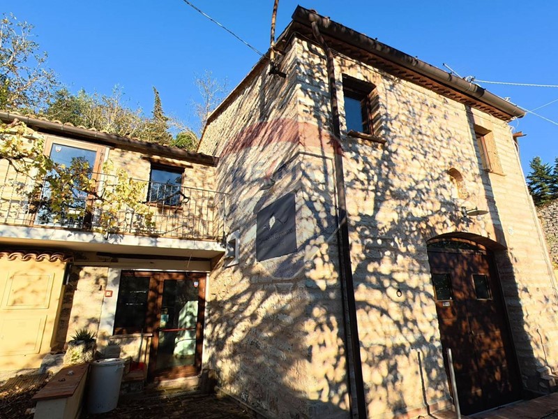 Casa Indipendente in Vendita a Genga, 109'000€, 200 m²