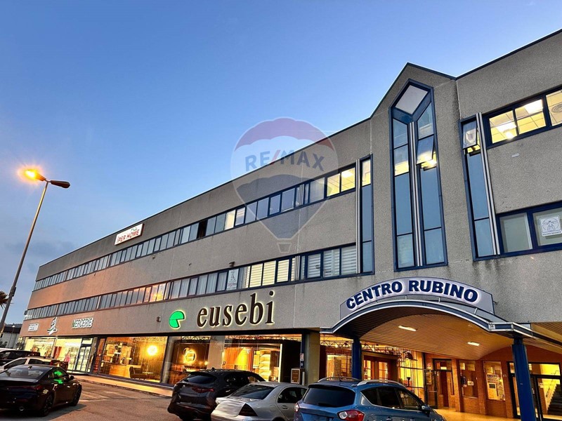 Ufficio in Vendita a San Benedetto del Tronto, 200'000€, 261 m²