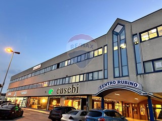 Ufficio in Vendita a San Benedetto del Tronto, 200'000€, 261 m²