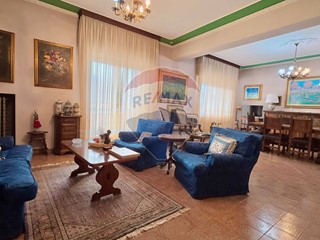 Appartamento in Vendita a Falconara Marittima, 180'000€, 216 m²