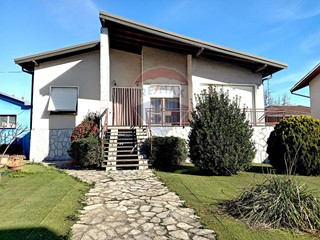 Villa in Vendita a Galliate, 360'000€, 385 m²