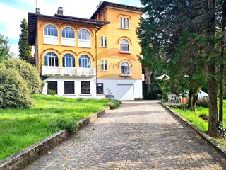 Villa in Vendita a Sostegno, 750'000€, 1180 m²
