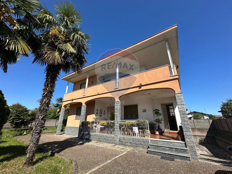 Quadrilocale in Vendita a Cerano, 140'000€, 115 m²