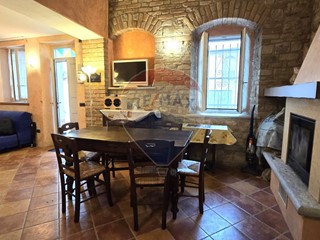 Casa Semi Indipendente in Vendita a Rovescala, 124'000€, 141 m²