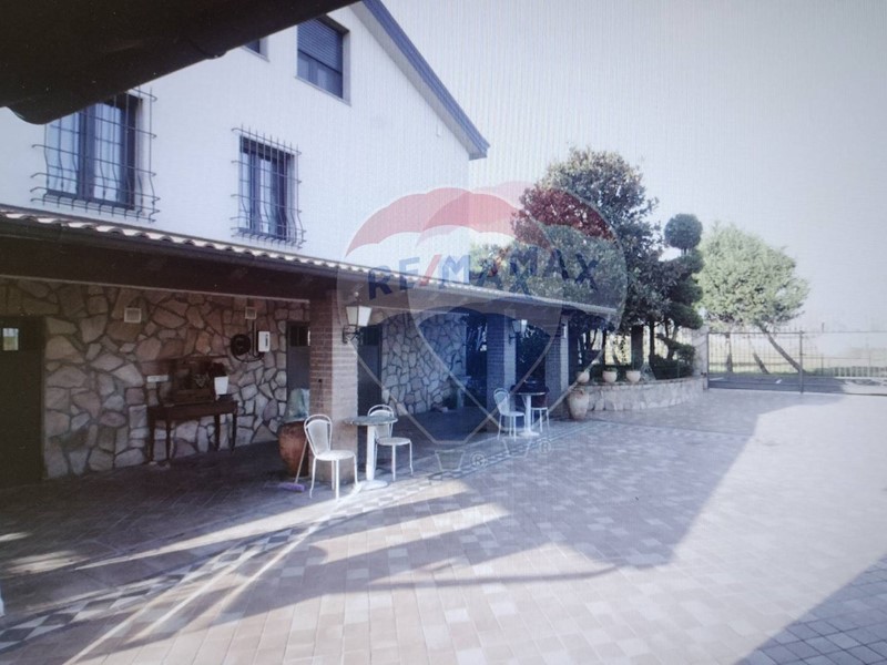 Immobile commerciale in Vendita a Bressana Bottarone, 1'200'000&euro;, 200 m²