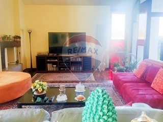 Casa Semi Indipendente in Vendita a Cura Carpignano, 650'000€, 360 m²