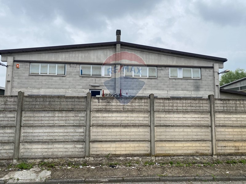 Capannone in Vendita a Cura Carpignano, 275'000€, 1500 m²