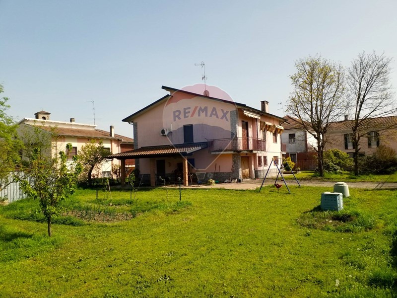 Villa in Vendita a Suardi, 150'000€, 255 m²