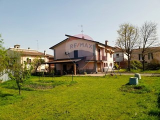 Villa in Vendita a Suardi, 150'000€, 255 m²