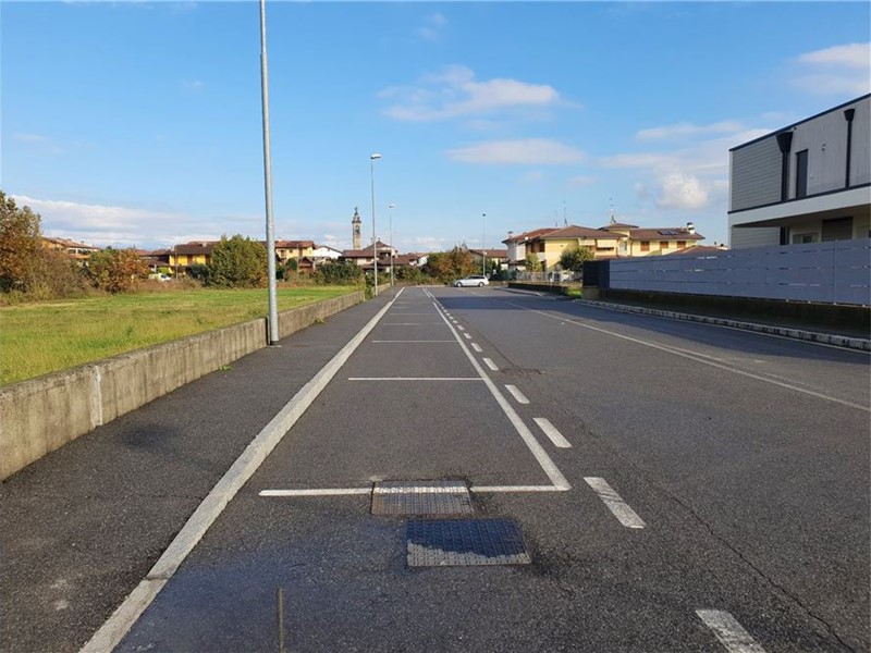 Terreno edificabile in Vendita a Calcinate, 110'000€, 705 m²