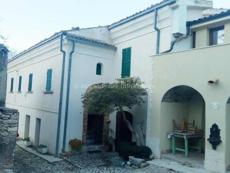 Casa Semi Indipendente in Vendita a Vicoli, 77'000€, 420 m²