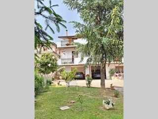Casa Semi Indipendente in Vendita a Loreto Aprutino, 228'000€, 340 m²