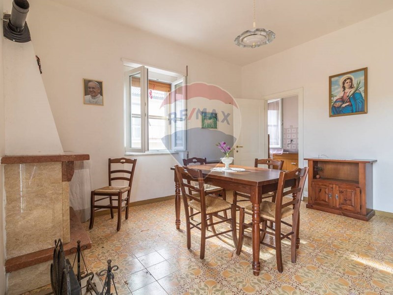 Quadrilocale in Vendita a Ischia di Castro, 45'000€, 101 m²