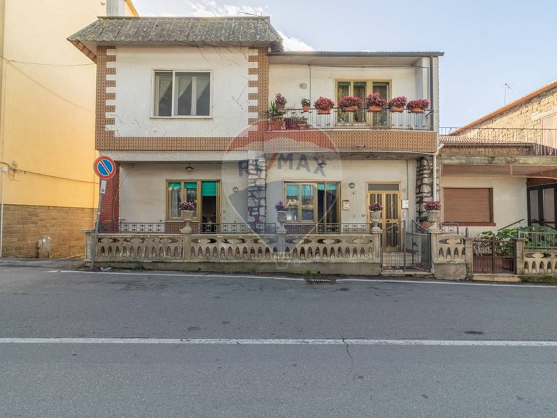 Quadrilocale in Vendita a Ischia di Castro, 70'000€, 121 m²