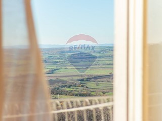 Appartamento in Vendita a Valentano, 75'000€, 129 m²