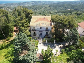 Casa Semi Indipendente in Vendita a Vico del Gargano, 249'000€, 359 m²
