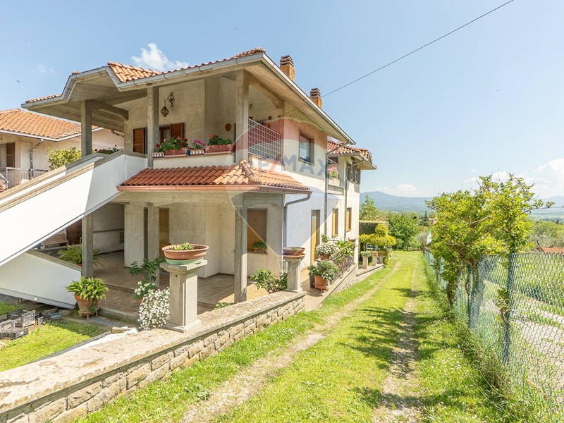 Villa in Vendita a Montefiascone, 299'000€, 350 m²