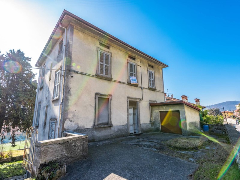 Casa Indipendente in Vendita a Alzano Lombardo, 290'000€, 500 m²