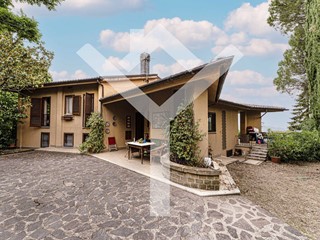 Villa in Vendita a Montopoli di Sabina, 300'000€, 270 m²