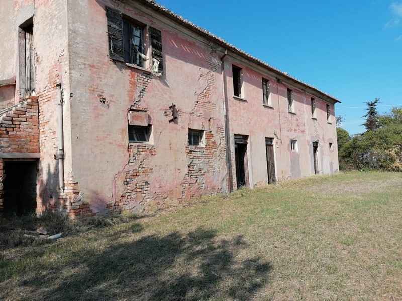 Rustico in Vendita a Terre Roveresche, 155'000&euro;, 350 m²